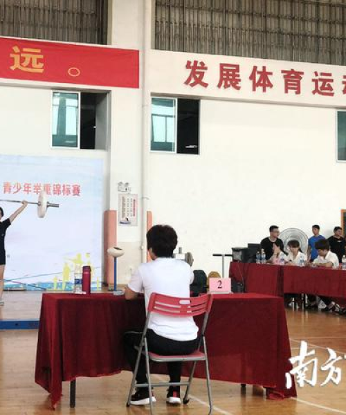 清远网球女孩，闪耀赛场，青春之星璀璨夺目